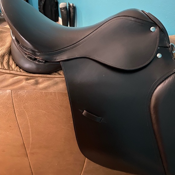 All purpose lesson or show saddle . Great condition used 4 times. - Picture 10 of 10